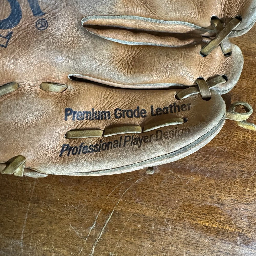 Louisville Slugger G125-10 125 Series Glove 12" Right Hand Throw - Picture 5 of 7